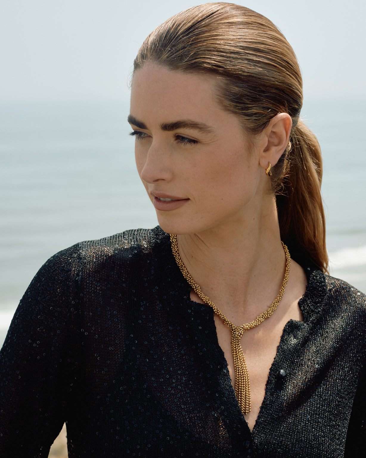 Woman wearing a Black Knitwear